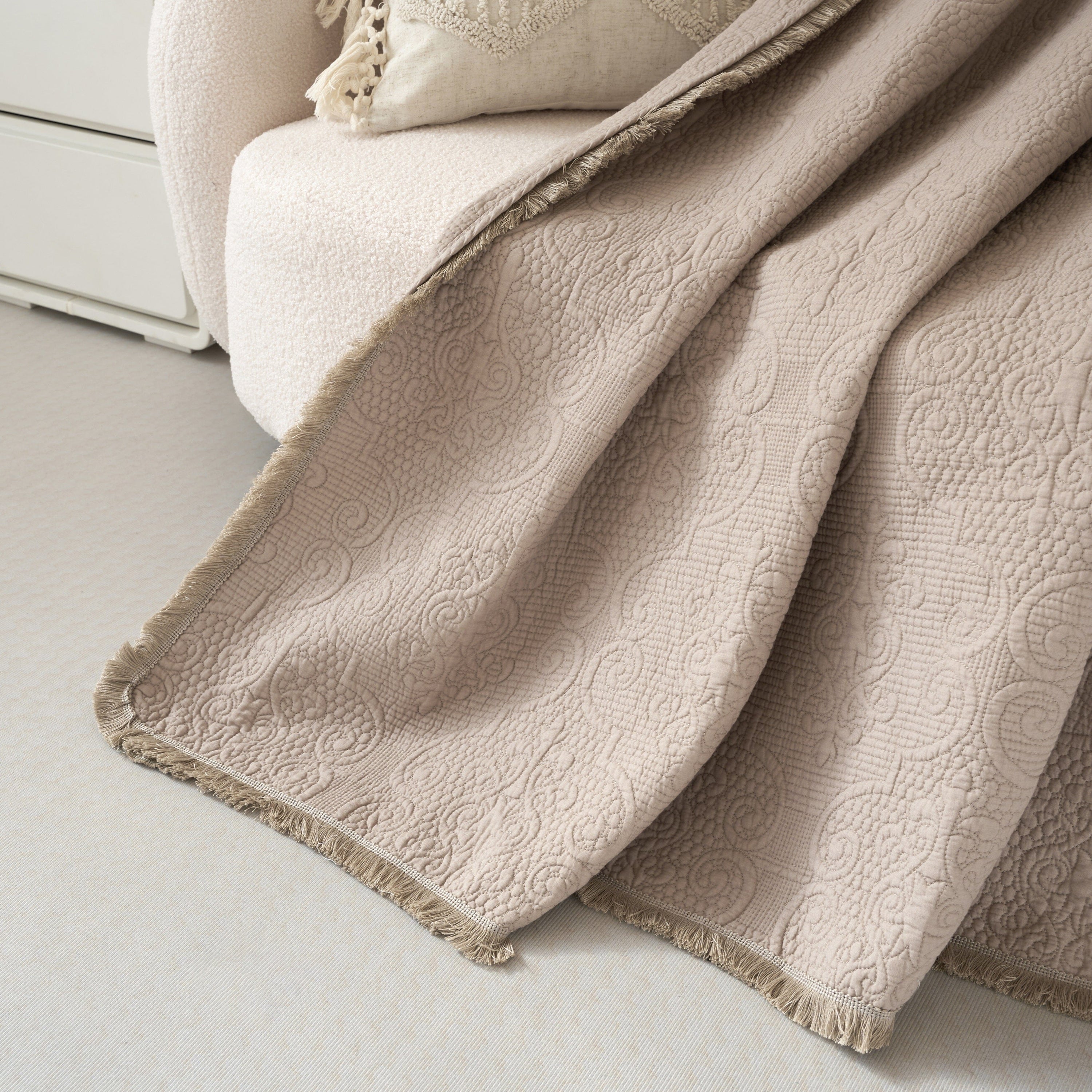 DaDa Bedding Elegant Fringed Cotton Quilted Throw Blanket - Luxurious