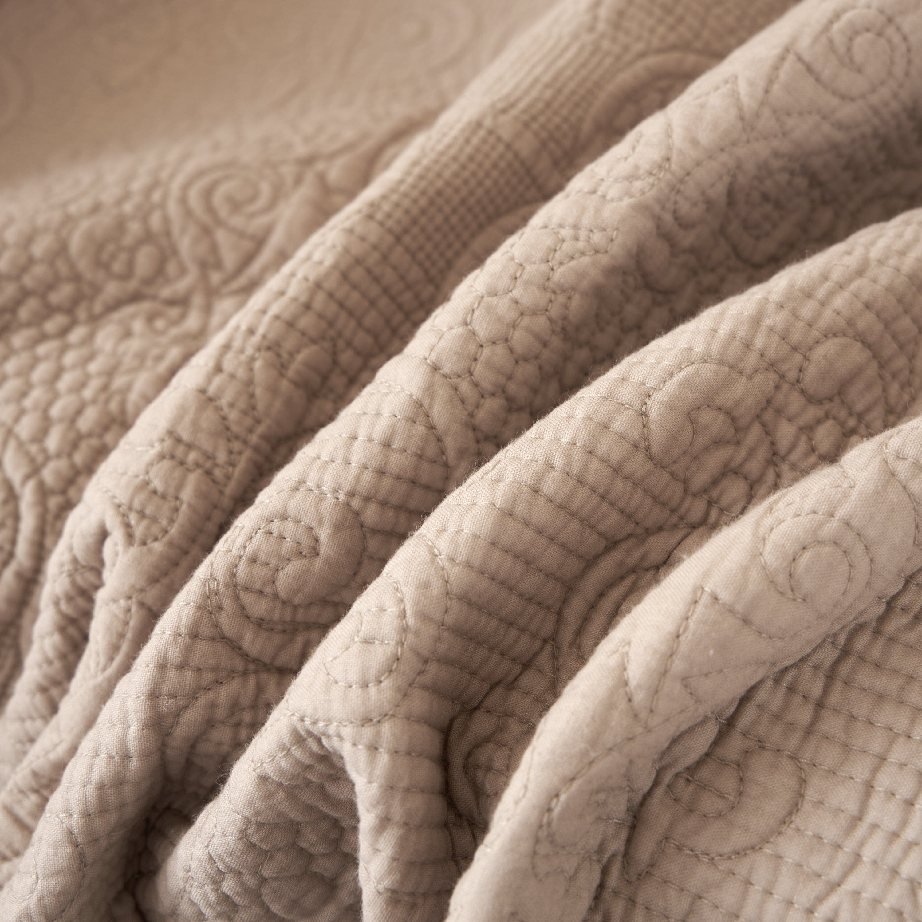 DaDa Bedding Elegant Fringed Cotton Quilted Throw Blanket - Luxurious
